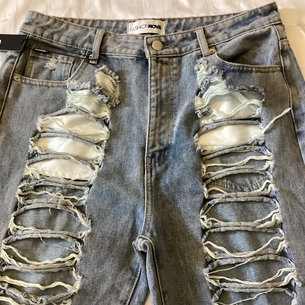 FASHION NOVA RIPPED DISTRESSED JEANS - Picture 4 of 6